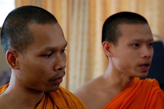 A la izquierda, el monje budista Swat y a la derecha, el novicio Thu. Ambos reciben a la expedición de periodistas en el templo Wat Sri Suphan, en Chiang Mai. Fuente: Expedición Tahina-Can 2014