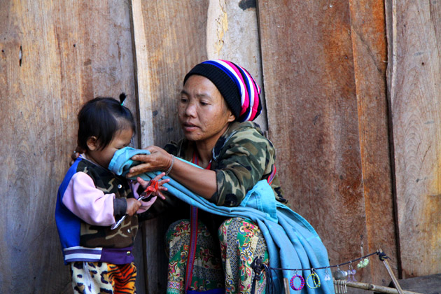 Madre e hija de la tribu Lahu en Chiang Mai, Tailandia. Fotografía: Lucía Cornejo. Texto: Margarita T. Pouso