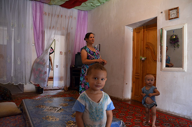 Risolat y sus hijos, Uzbekistán. Fotografía: Raül Girona. Texto: Margarita T. Pouso
