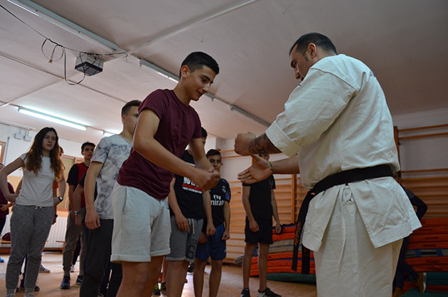 Lee Redondo y los alumnos que asistieron al taller de karate. Fuente: www.ritapouso.com